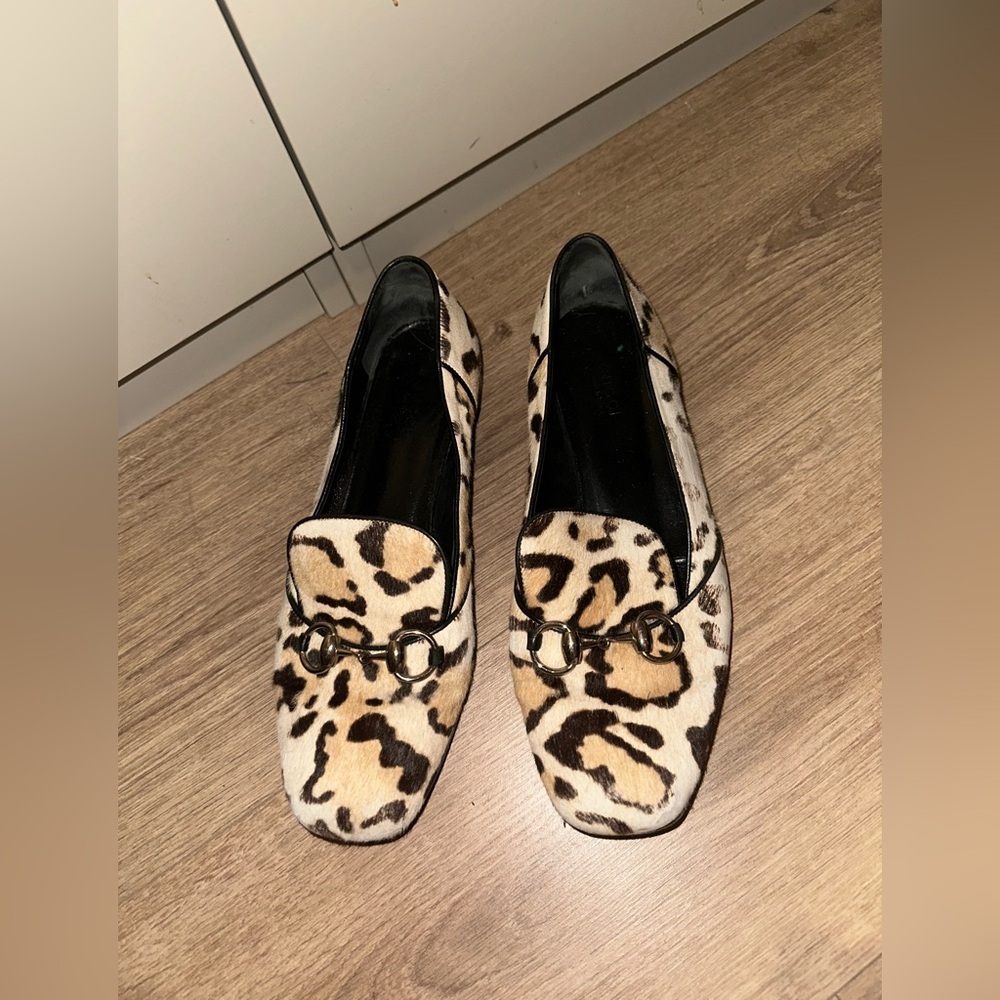 GUCCI Lillian Leopard Print Calf Hair Loafers size 39